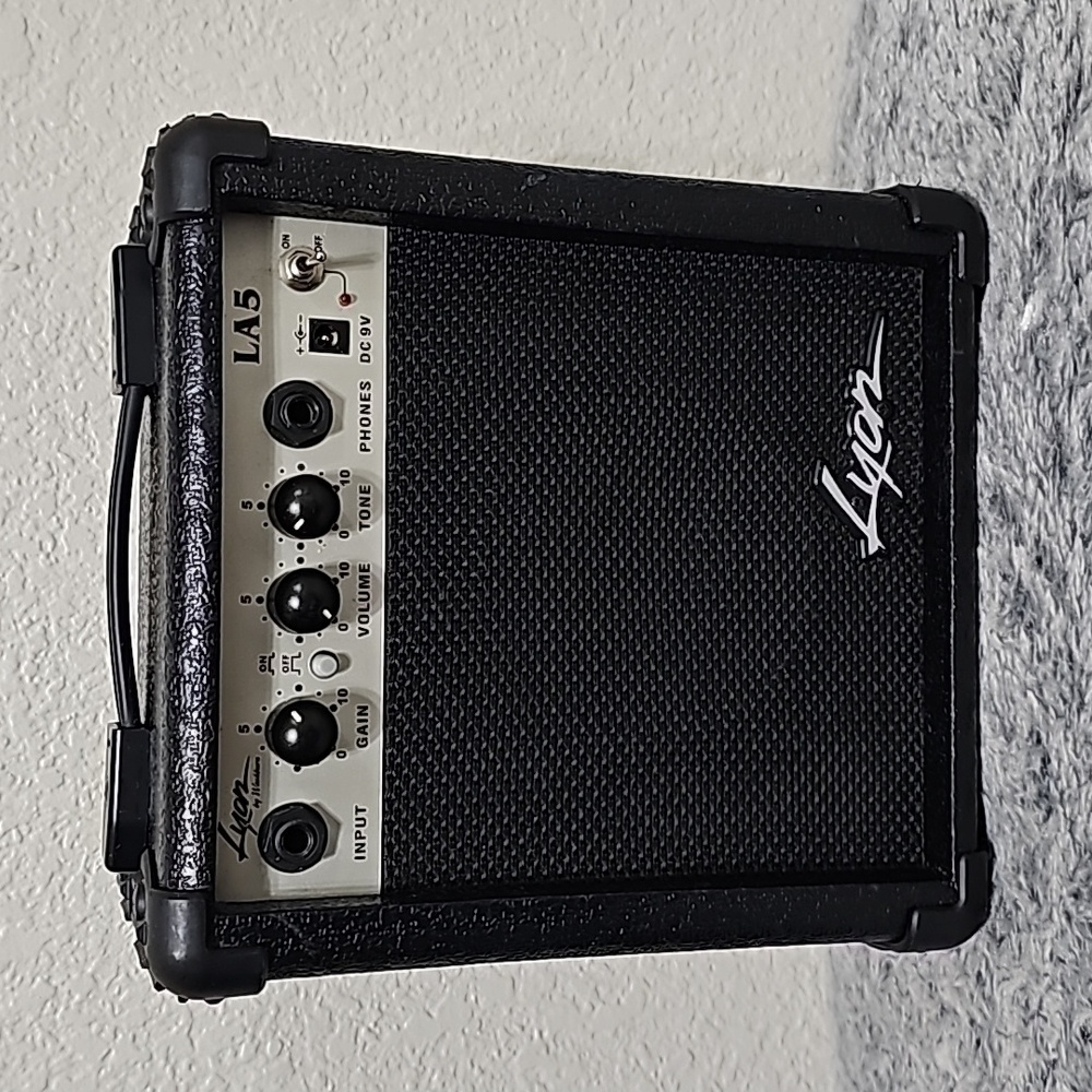 Lyon by Washburn LA 5 Portable 5 Watt Amp - Picture 1 of 6